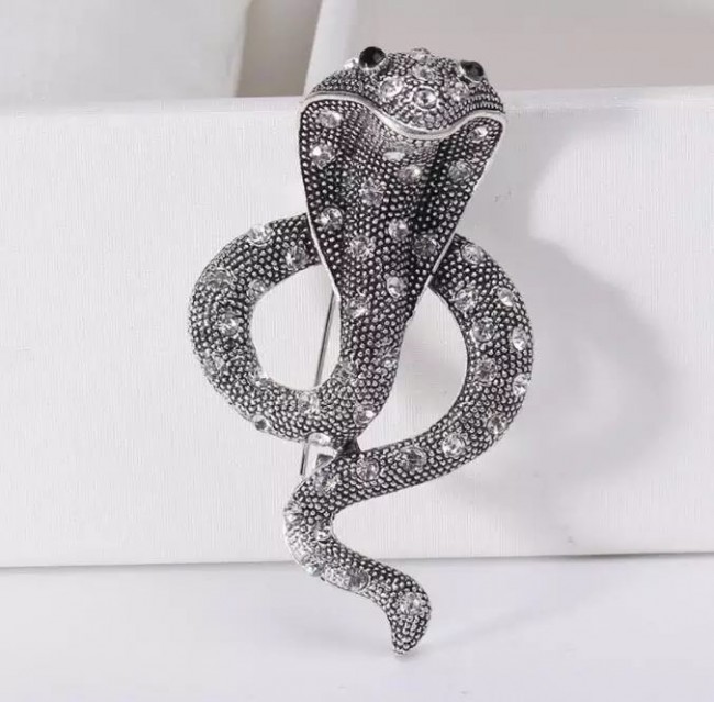 Брошка метал. под серебро со стразами "Кобра" /6,2х3,5см./, 28-360